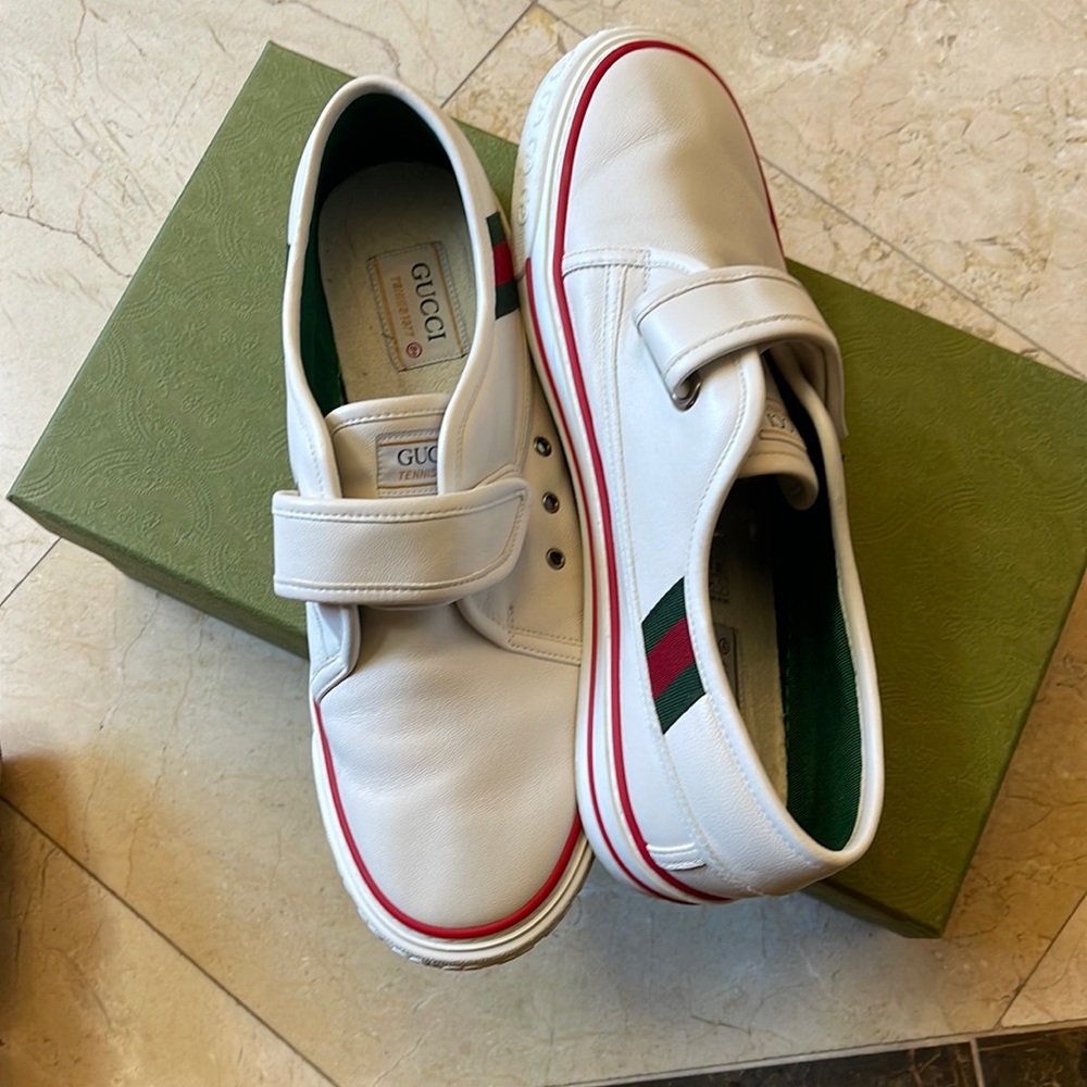 Men’s white Gucci sneakers/ Serious offers only